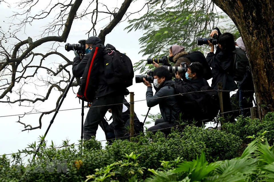 对于摄影爱好者来说，乌龟塔一直拥有巨大的吸引力。尽管在拍摄过程中需要戴着口罩，但其对摄影师毫无影响。图自越通社