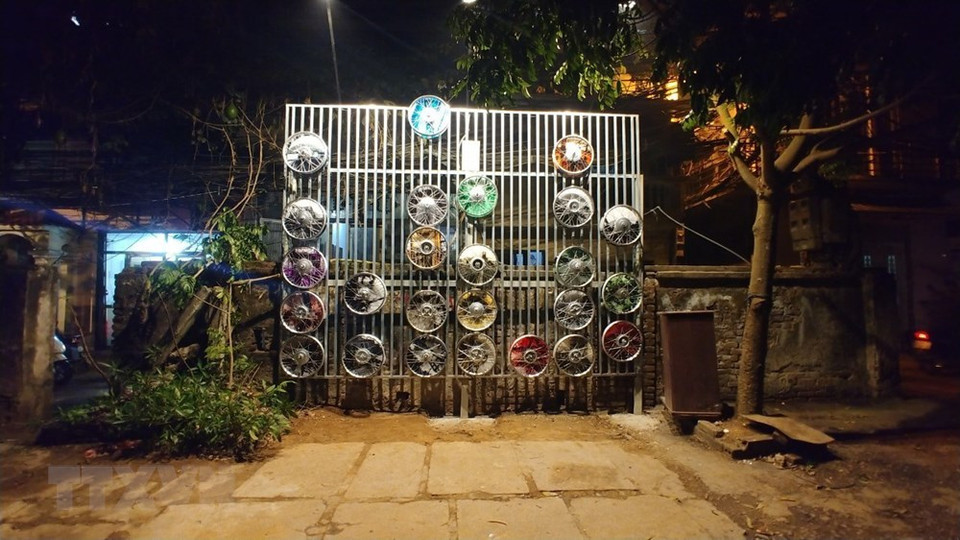 郑明进的作品《车轮》，其中采用轮辋和各种可再生的彩色塑料。图自越通社