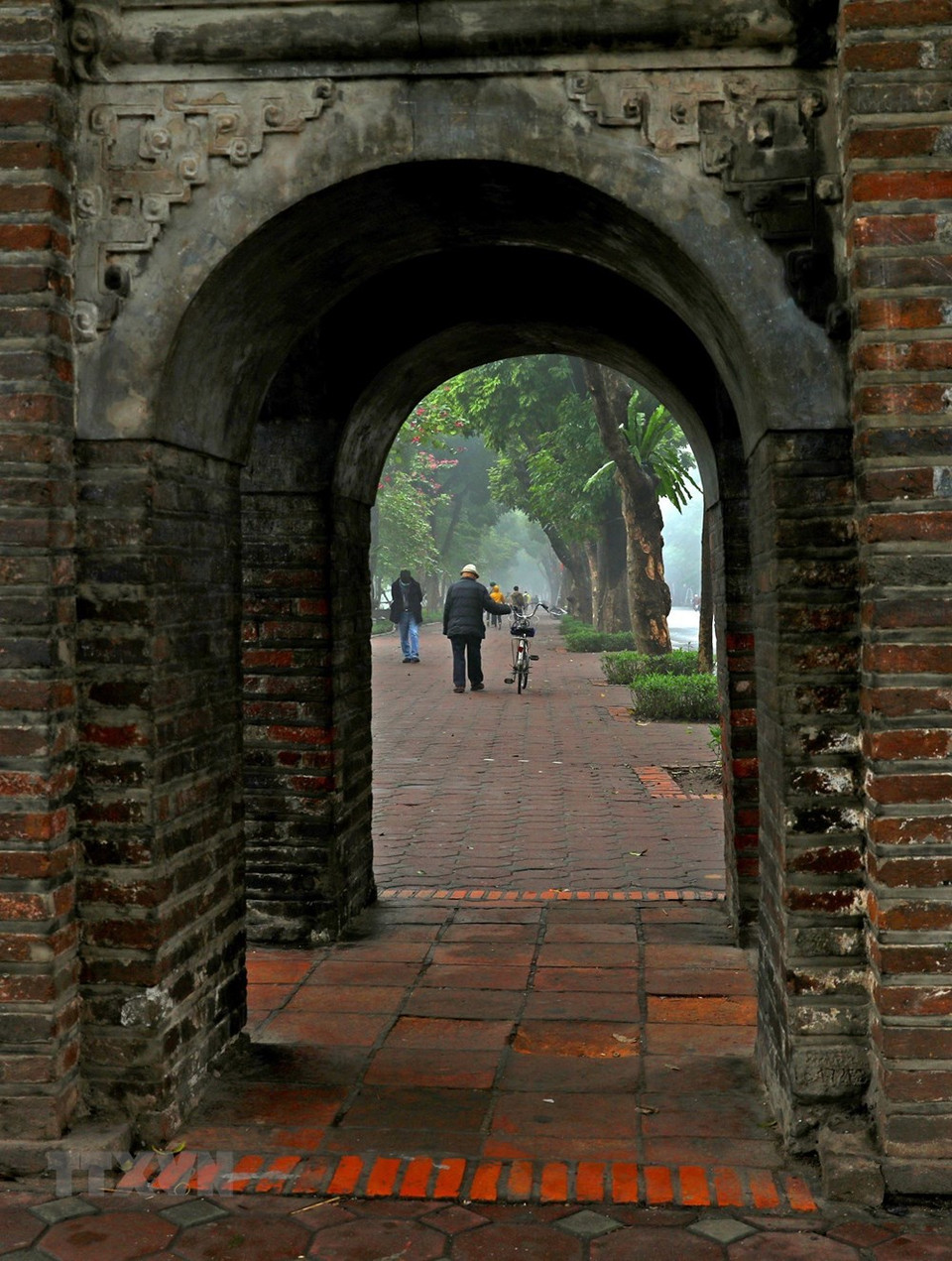 栖旭桥、玉山祠等历史遗迹闭门消毒杀菌一天后重新开门迎客。图自越通社