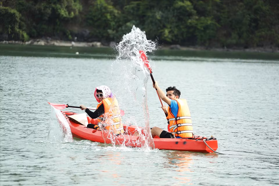 游客可以划皮划艇探索兰夏湾以体验该海湾的美丽风光。图自越通社/越南画报