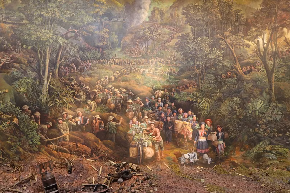 奠边府战役全景画主设计阮文莫表示，这幅再现奠边府战役的画是越南乃至世界上最大的全景画。为了能绘制出这一壮观的艺术作品，历史专家、雕刻家、画家等都要下很大的功夫。这幅全景画不仅拥有历史价值、传递出越南人民对和平的渴望、团结且坚强不屈的精神等的信息，而且也成为奠边历史遗迹区的新亮点。图自Vietnam+
