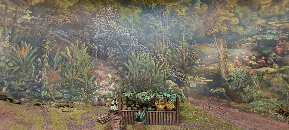 再现奠边府战役全景画适值庆祝奠边府大捷67周年之际正式亮相。这是世界上有关战争的最大绘画作品。这幅全景画不仅拥有历史价值、传递出越南人民对和平的渴望、团结且坚强不屈的精神等的信息，而且也成为奠边历史遗迹区的新亮点。图自Vietnam+