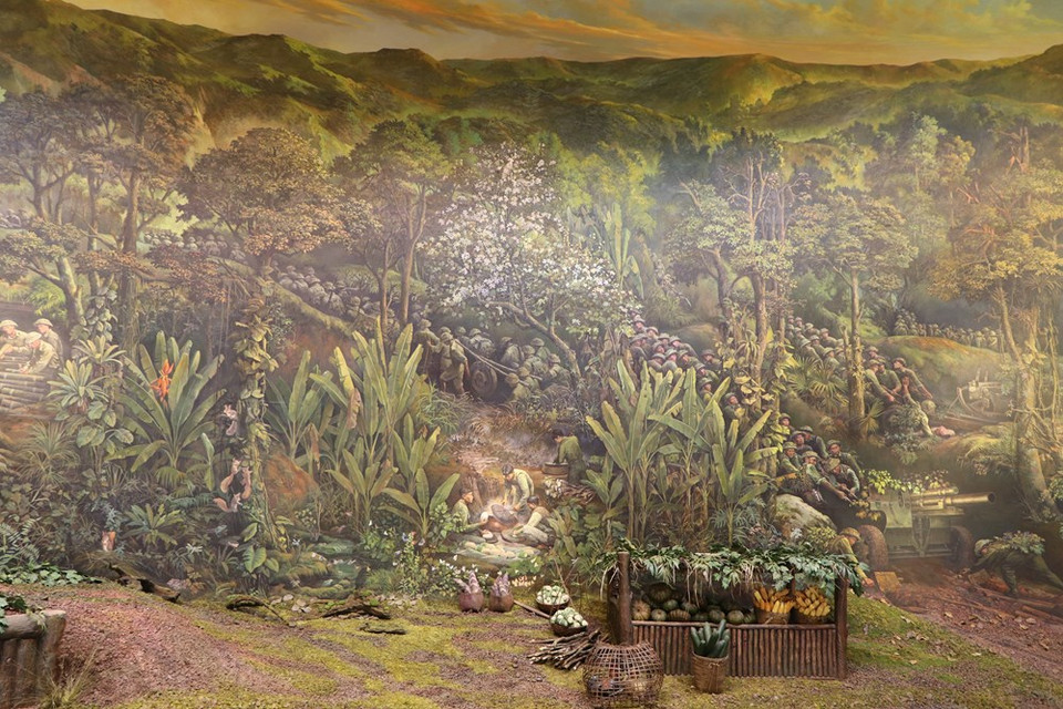 这幅全景画分为全民参战、越南军民勇武精神、历史性对决和圆满胜利等四个部分。第二部分为“越南军民勇武精神”。其中，这幅全景画的亮点为越南军队摧毁了兴兰(Him Lam)和独立山高地，迫使板桥高地守军投降，打开了奠边府集团据点群的北方门户，威胁芒清机场。图自Vietnam+