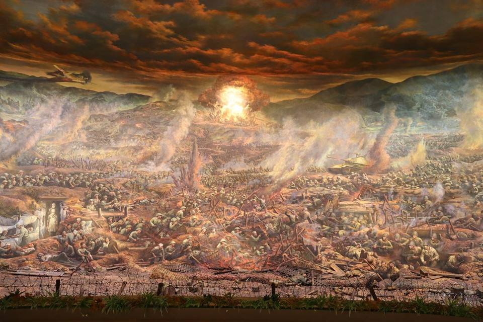 这幅全景画分为全民参战、越南军民勇武精神、历史性对决和圆满胜利等四个部分。第四部分为“圆满胜利”。再现奠边府战役全景画正式在奠边府大捷博物馆亮相。这是世界上以战争为主题的最大绘画作品。这幅全景画不仅拥有历史价值、传递出越南人民对和平的渴望、团结且坚强不屈的精神等的信息，而且也成为奠边历史遗迹区的新亮点。图自Vietnam+