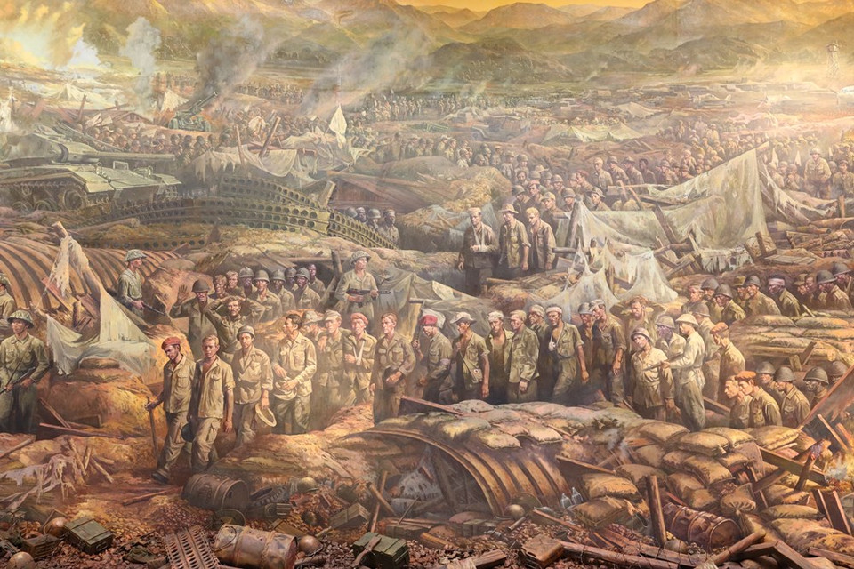 这幅全景画分为全民参战、越南军民勇武精神、历史性对决和圆满胜利等四个部分。第四部分为“圆满胜利”。再现奠边府战役全景画在奠边府大捷博物馆正式亮相。这是世界上以战争为主题的最大绘画作品。这幅全景画不仅拥有历史价值、传递出越南人民对和平的渴望、团结且坚强不屈的精神等的信息，而且也成为奠边历史遗迹区的新亮点。图自Vietnam+