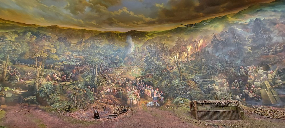 这幅全景壁画采用油漆材料，呈圆形，长132米，高20.5米， 直径 42米，总面积 3225平米。这幅画由100名画家执笔绘制，采用实物摆放和造型艺术再现4500多名部队战士的形象。再现奠边府战役全景画分为全民参战、越南军民勇武精神、历史性对决和圆满胜利等4个部分。第一部分为“全民参战”。图自Vietnam+