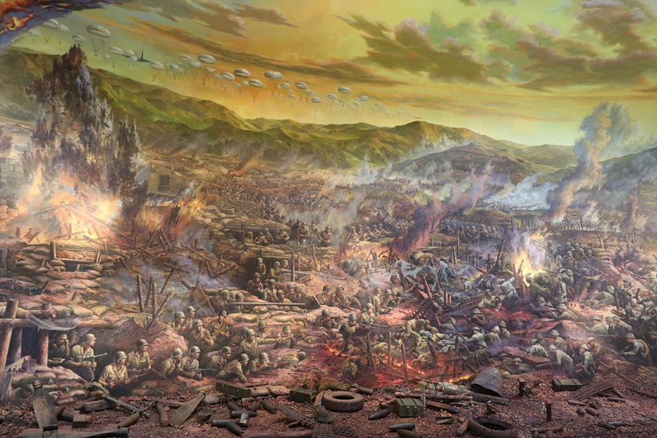 这幅全景画分为全民参战、越南军民勇武精神、历史性对决和圆满胜利等四个部分。通过画家们的笔画，越南军民当年在战争时期经历过的痛苦、 ‘煊赫五洲，震动地球’ 的奠边府大捷显得栩栩如生。参观阅览再现奠边府战役全景画的奠边府战役老战士阮友执表示，一看到这幅全景画，我就觉得奠边府战役仿佛才刚刚结束。这幅画让我回味当年英勇奋战时期的点点滴滴，同时缅怀已经牺牲的战友们。他们用生命换来了我们今天的和平。图自Vietnam+