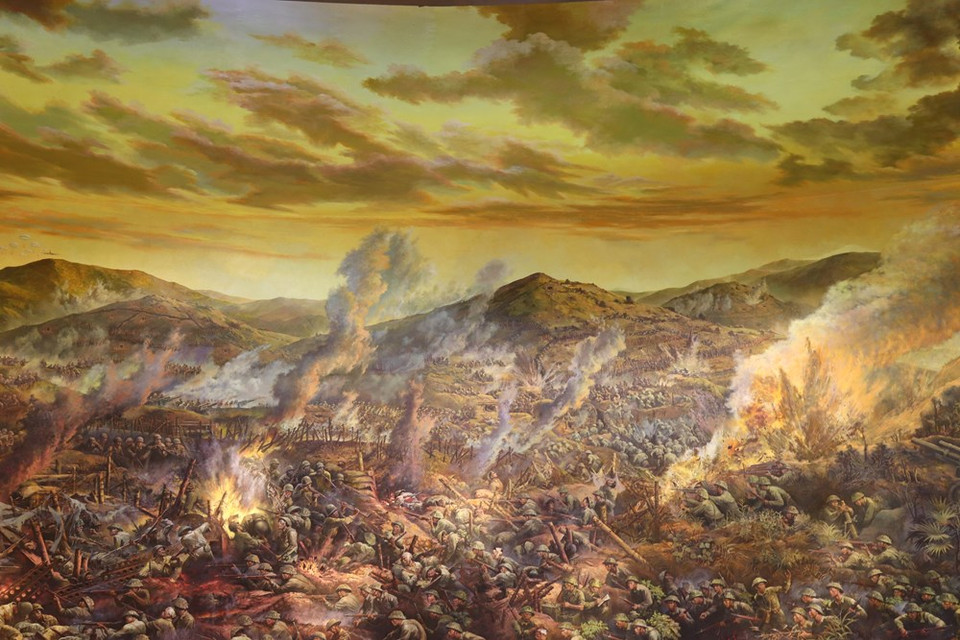 越南军队一举攻下中心分区的东部据点，以缩小包围圈，控制芒清机场，阻遏法军对集团据点群的补给。这是耗时最长、战况最激烈的攻击阶段。双方拼死争夺每寸土地、每段交通壕。经过56个昼夜的战斗，越南人民和军队完全摧毁奠边府集团据点群，消灭和俘虏一万六千两百人，击落62架飞机，缴获法军全部武器、弹药、军装和其他军用物资。图自Vietnam+