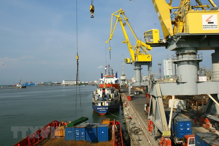 在越俄油气联营企业海港上将机械设备运往石油钻井平台。图片来源：越通社