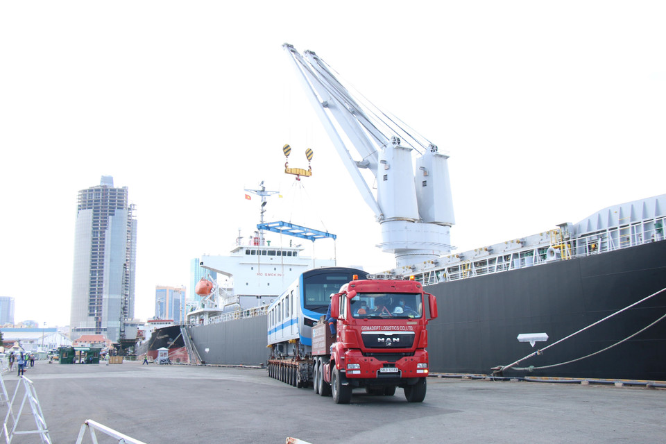 在T1轨道上顺利安装后，第四列车首节车厢被运至隆平站。图自越通社