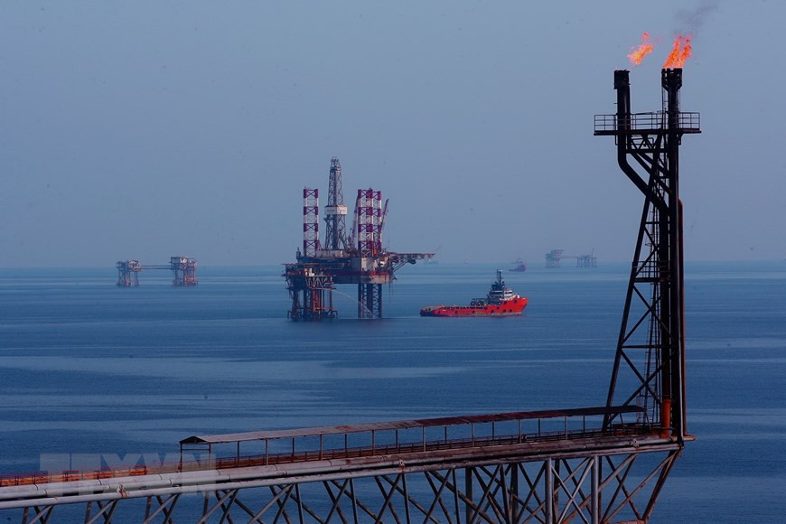 白虎油田上的石油开采活动。这是九龙盆地大陆架上最大的油田，距离头顿海滩以东南145公里，由越俄油气联营企业进行开采。图片来源：越通社