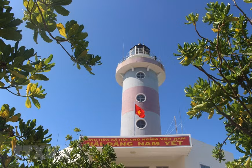 南谒岛上的灯塔海拔高度10米，白色和红色圆柱形塔，在碧海空间显得十分显眼，于2013年投入使用。该座灯塔有24.9米高，测者眼高25米，白色闪光，每隔15秒钟闪光一次，视距为15海里。图自 越通社