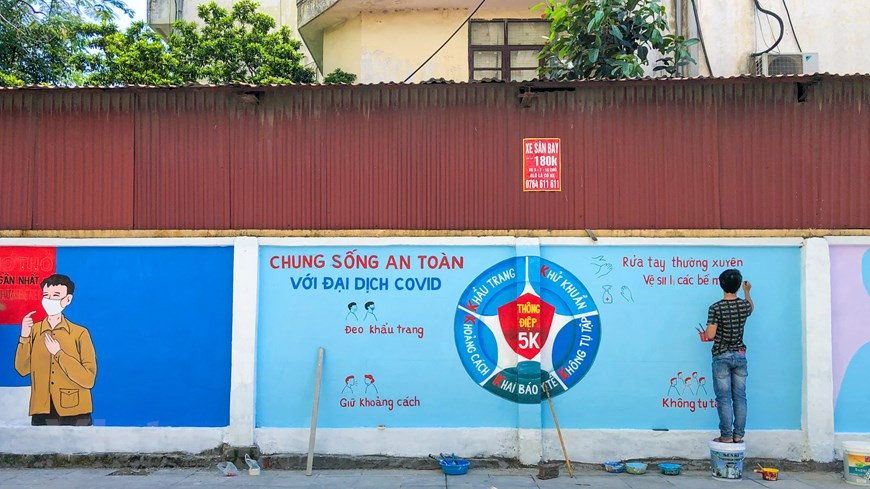 年轻画家阮光表示，他选择新冠肺炎疫情防控这个话题是希望人们能更好地理解并感同身受抗击疫情一线医务人员的辛苦及其承受的难以想象的身体和心理压。 借此，他也希望每个市民在疫情防控中切实提高责任意识，以高度的政治责任感，毫不松懈抓好疫情防控。图自Vietnam+