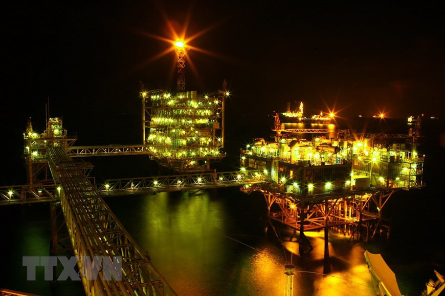 二号中心技术钻井平台上的夜景。图片来源：越通社
