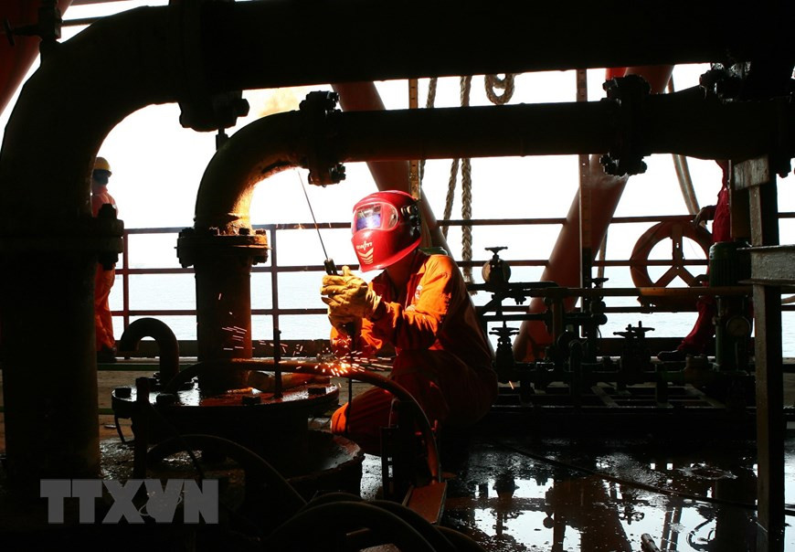 在钻井平台上修理设备。图片来源：越通社