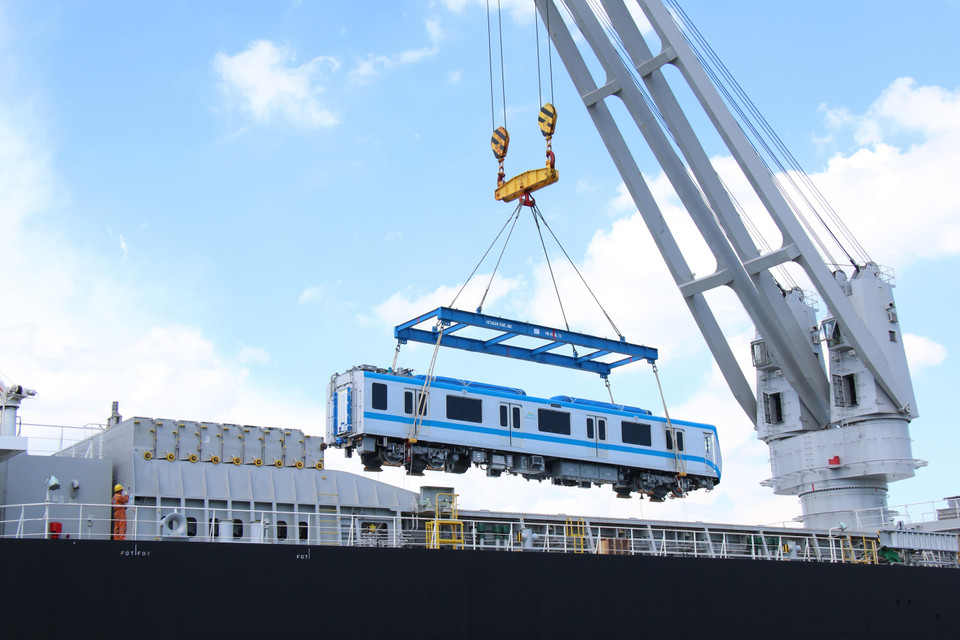 第四列车的首节车厢从Pulang Tala运输船上卸下来。图自越通社