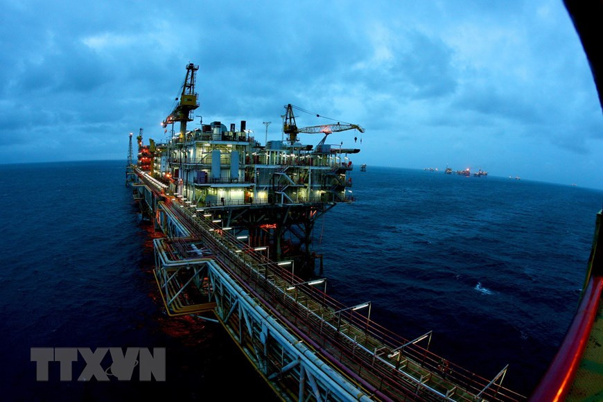 白虎油田三号中心技术钻井平台是越俄油气联营企业的成员单位之一，于2003年投入运营。图片来源：越通社