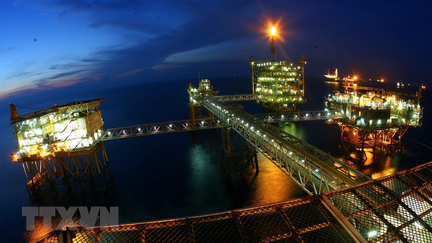 二号中心技术钻井平台上的夜景。图片来源：越通社