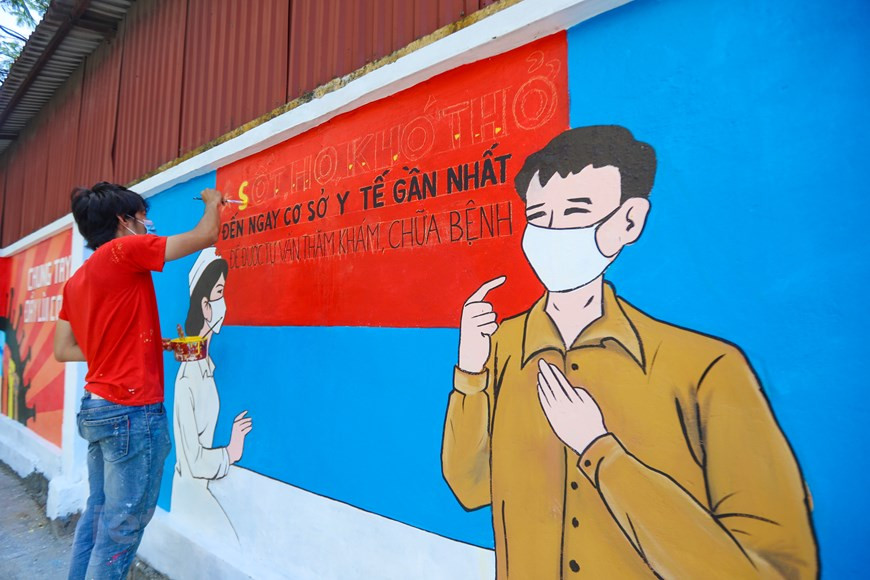 河东团郡委代表表示已对现场进行了考察并一致同意开展青年项目“新冠肺炎疫情常态化防控系列宣传壁画街”。该项目在河内市河东郡有100 米长的武仲庆街开展，除了向人们宣传疫情防控规定之外，的壁画作品也是是致奋战在疫情防控第一线的医务人员的最崇高敬意。图自Vietnam+