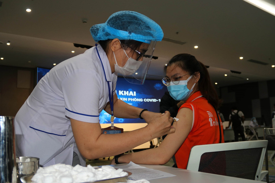 医务人员对FPT软件公司的员工进行疫苗接种。图自越通社