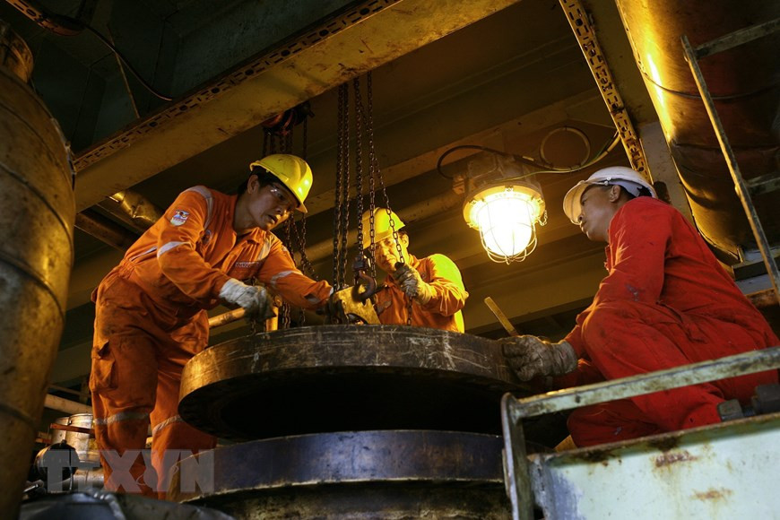 工人们在白虎油田上修理设备。图片来源：越通社