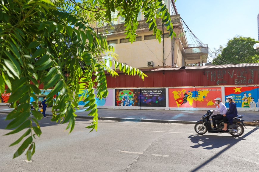 每一幅画有不同的内容，集中向人们宣传新冠肺炎疫情常态化防控。每一幅壁画作品生动地描绘疫情防控的不同内容。“新冠肺炎疫情常态化防控系列宣传壁画街”项目的壁画作品也是致奋战在疫情防控第一线的医务人员的最崇高敬意。图自Vietnam+