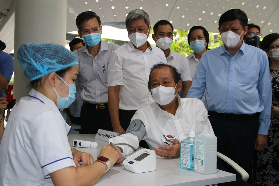 越南政府常务副总理张和平参加胡志明市新冠疫苗接种计划启动仪式。图自越通社