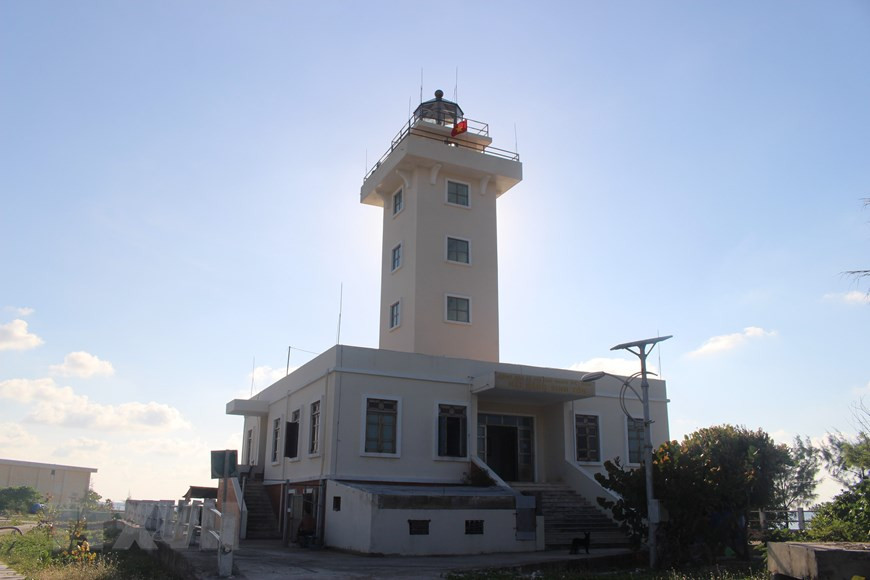 越南长沙群岛云雀、南谒、生存、红木礁、西礁、安邦、西双子、仙女等岛礁上有九座灯塔。图自 越通社