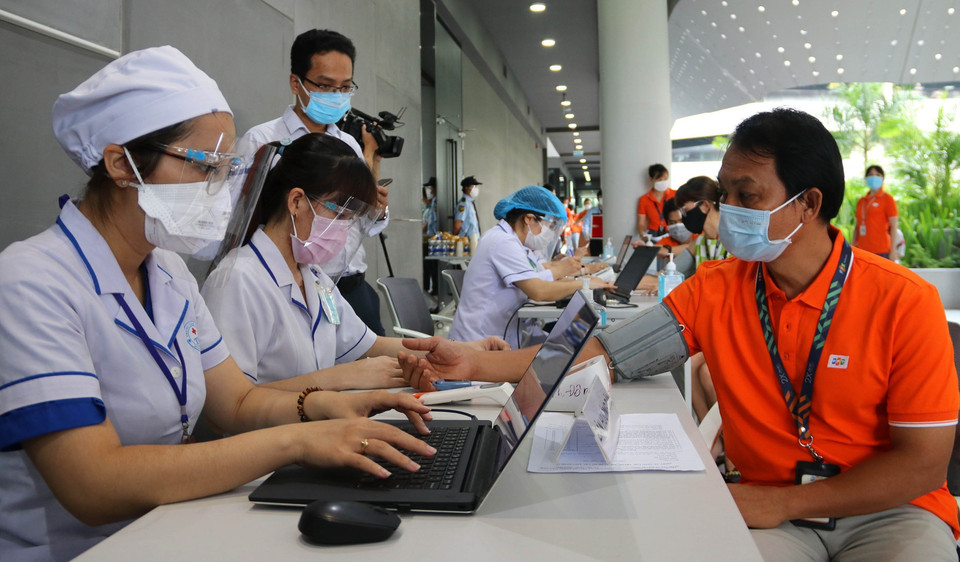 胡志明市、首德市医务人员给FPT软件公司的员工进行筛查。图自越通社