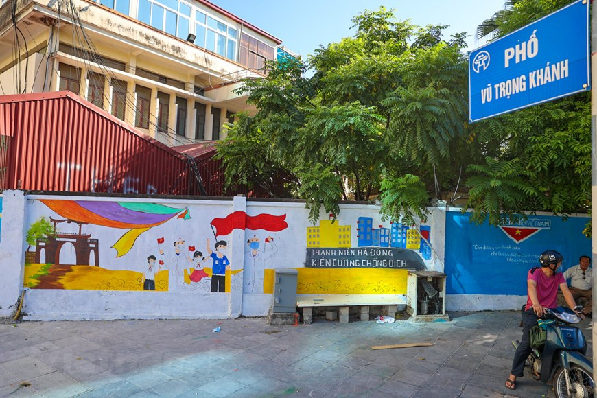 在疫情防控工作中，疫情防控宣传是一项极为重要并得到特别关注的一份工作，让人民群众强化提高疫情防控意识，从自身做起，做好个人卫生防护。在河内市河东团郡委的支持下，画家们完成了共有10幅壁画的“新冠肺炎疫情常态化防控系列宣传壁画街”项目，进而加大新冠肺炎疫情防控宣传力度。图自Vietnam+