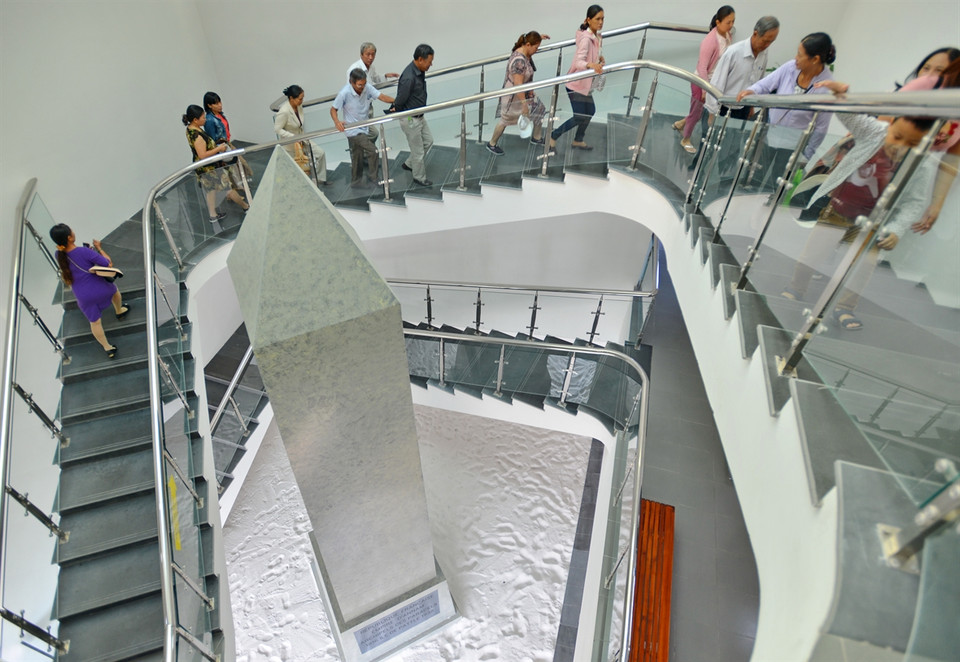 在黄沙陈列馆中心区竖立的黄沙主权石碑。越通社记者 清和 摄