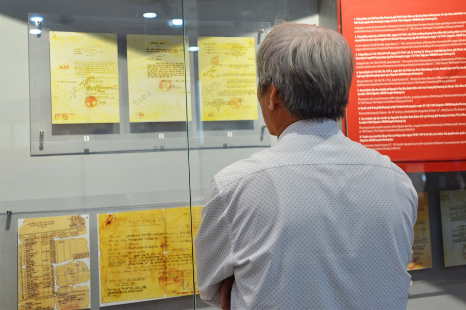 游客参观与黄沙主权有关的法理资料。越通社记者 清和 摄