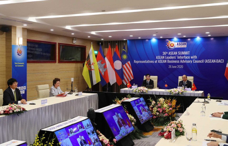 代表东盟各国领导人，阮春福高度评价企业界在建设东盟共同体的作用。图自越通社。