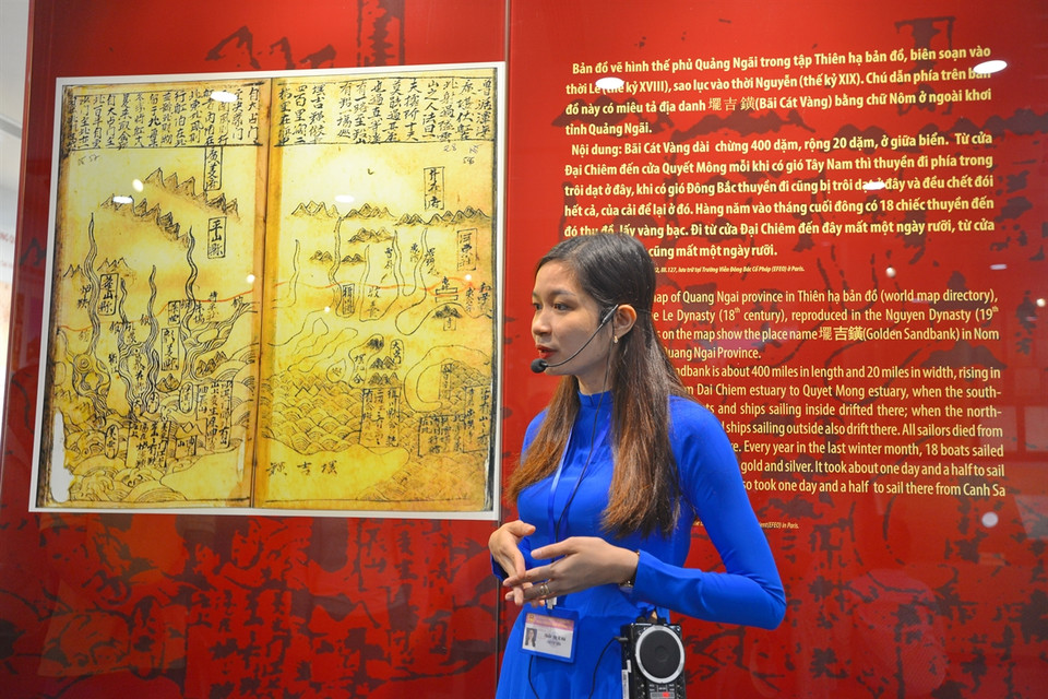 8世纪李朝编纂的“天下版图”图例用喃字注解：广义省海域的“𡌣吉鍠”（意为：金沙滩）,长达400里，宽20里。位于大占（Đại Chiêm）口到决蒙口（Quyết Mông）中间。每逢西南风季节，许多商船被沉没，随波漂流到了岛周围。越通社记者 清和 摄