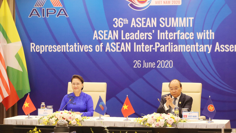 越南政府总理阮春福和国会主席阮氏金银共同主持会议。图自越通社