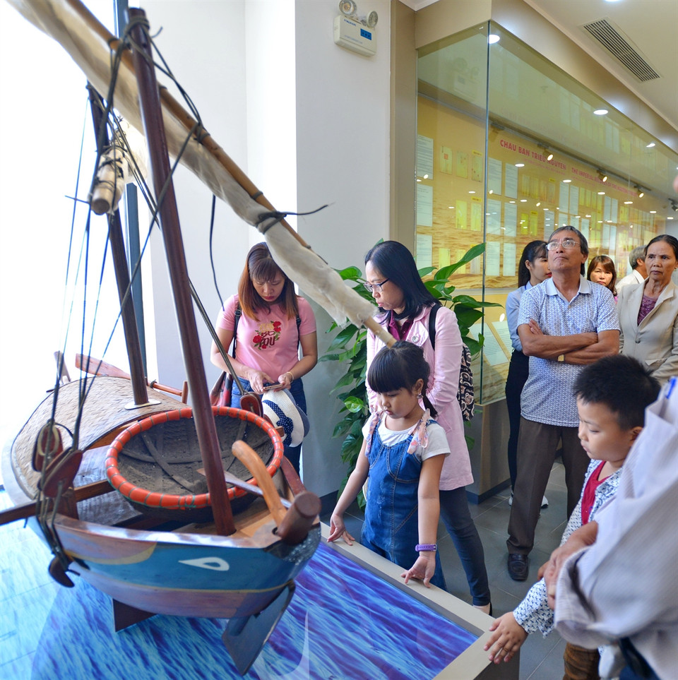 游客参观17世纪越南人前往黄沙的帆船模型。越通社记者 清和 摄