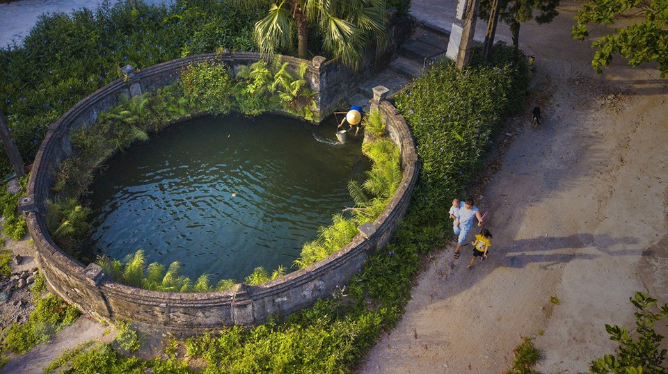 华闾县的居民在井边取水和进行日常活动。越通社记者明德 摄