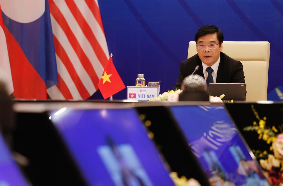 东盟商务咨询理事会主席、越南工商会副主席段维姜发表讲话。图自越通社。