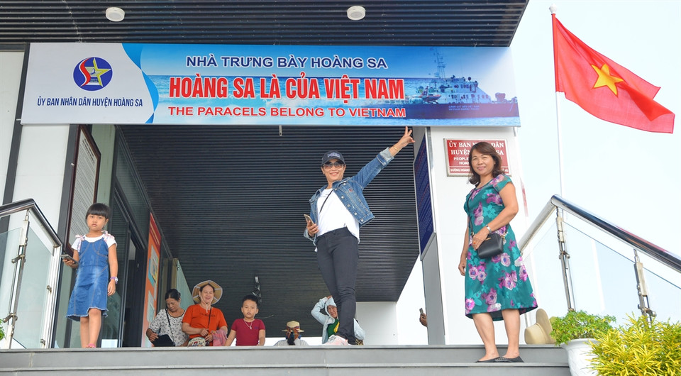 游客参观了解黄沙群岛历史时颇感兴趣。越通社记者 清和 摄