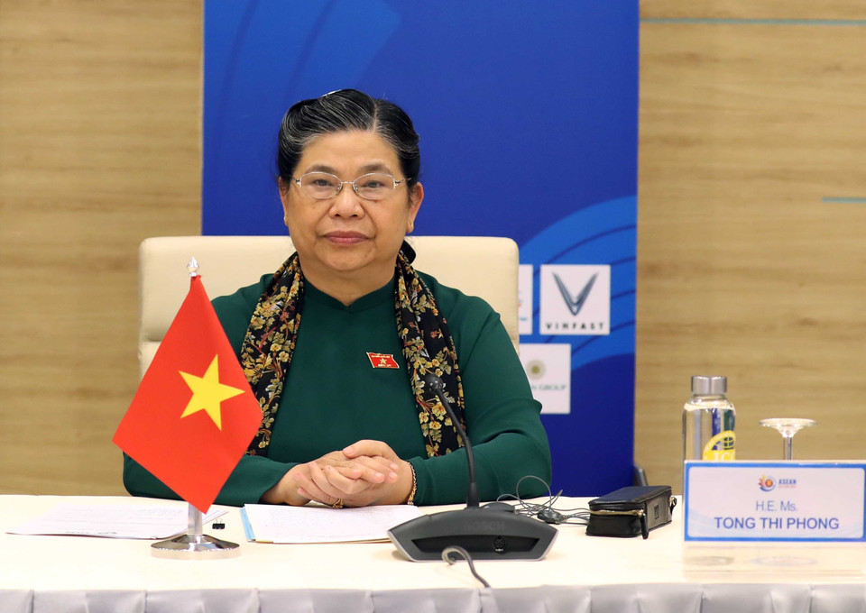 越南国会副主席丛氏放出席会议。图自越通社