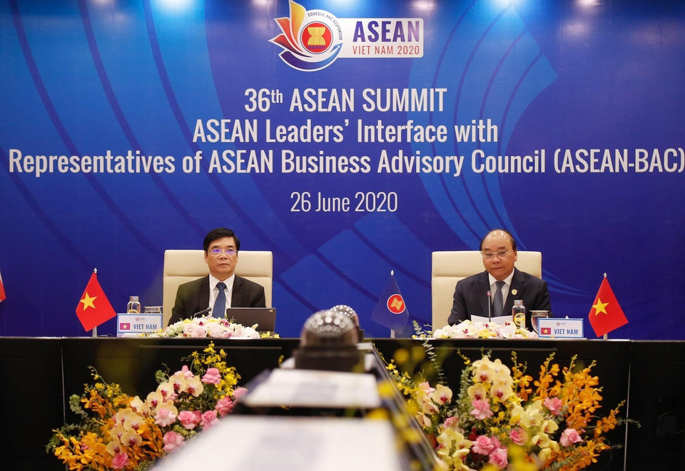 阮春福总理和东盟商务咨询理事会主席、越南工商会副主席段维姜主持会议。图自越通社。