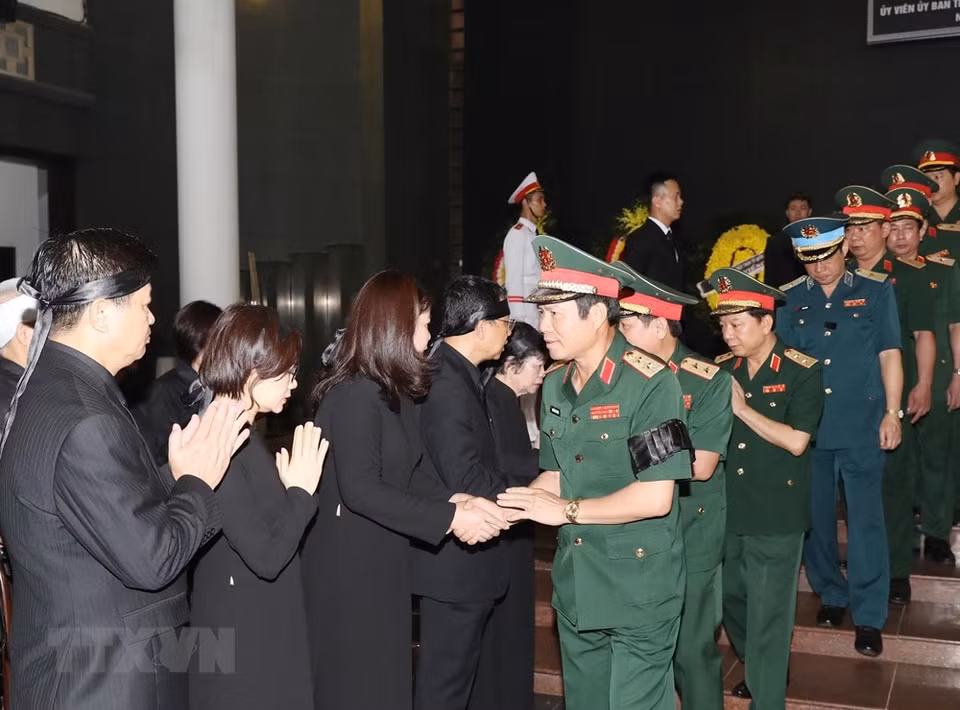 越共中央委员、国防部副部长阮新疆中将率领中央军委代表团参加武卯同志遗体告别仪式。图自越通社