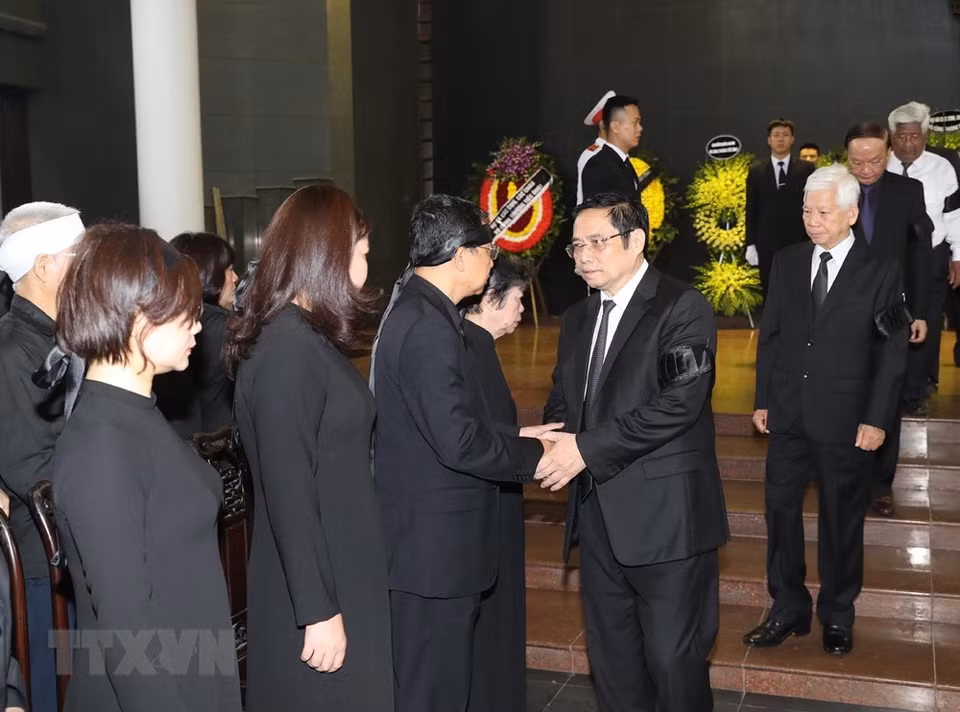党中央书记处书记、中央组织部部长范明正率领的越共中央秘书处代表团参加武卯同志遗体告别仪式。图自越通社