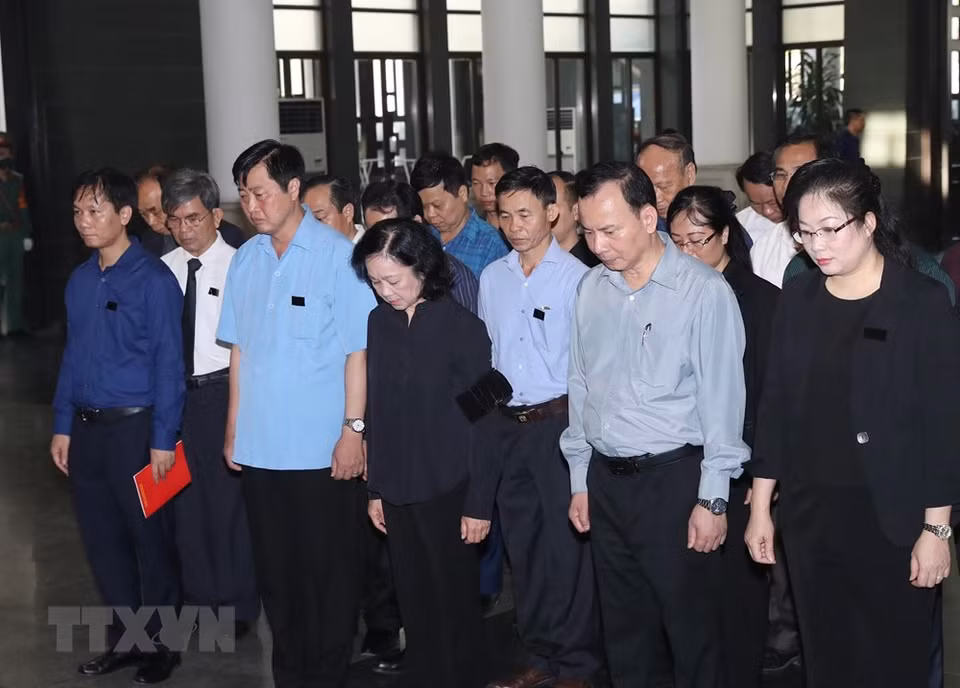 由越南民运部部长张氏梅同志率领的中央民运部代表团参加武卯同志遗体告别仪式。图自越通社