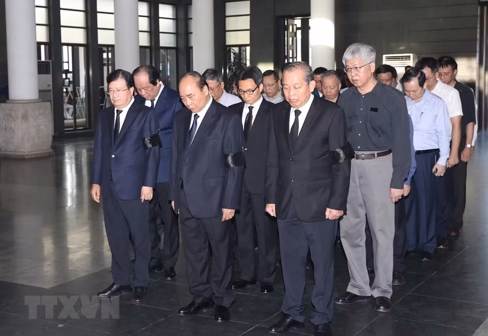 阮春福总理率领政府代表团参加武卯同志遗体告别仪式。图自越通社