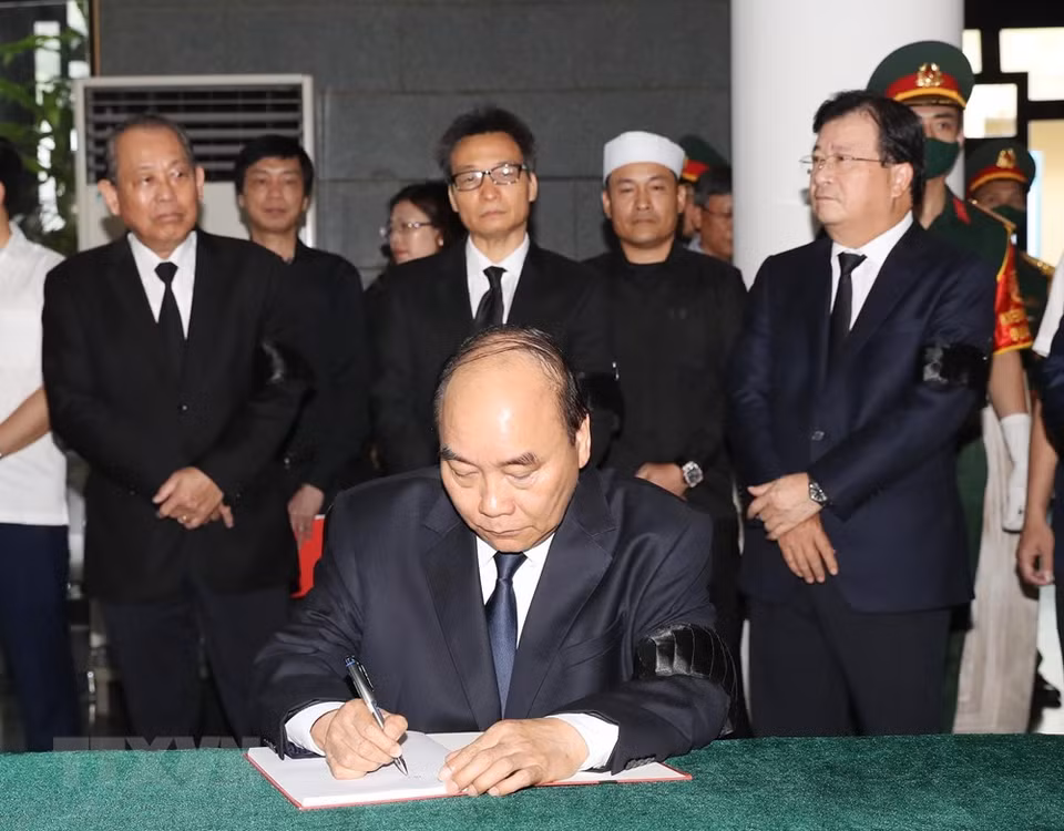 政府总理阮春福在留言簿上留言。图自越通社