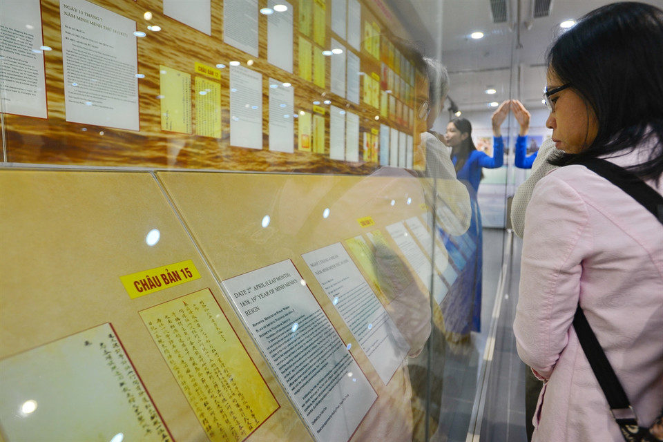 阮朝时期批准关于越南对黄沙和长沙两个群岛的主权的朱版。越通社记者 清和 摄