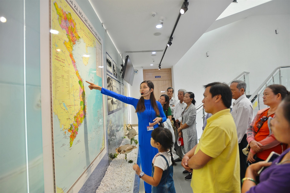 黄沙陈列馆干部向观众介绍越南海域与岛屿的主权。越通社记者 清和 摄
