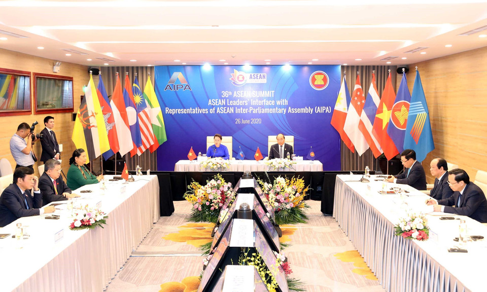 越南政府总理阮春福和国会主席阮氏金银共同主持会议。图自越通社