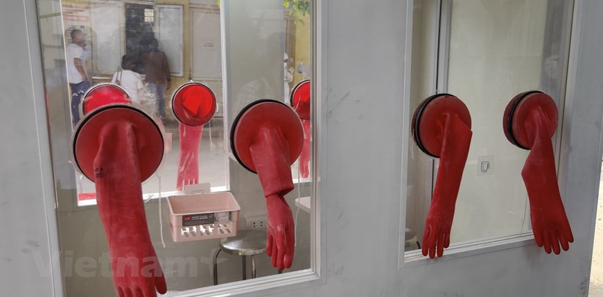 经过连续4个工作日后，安装空气除菌系统及空调系统新冠肺炎核酸检测室已在北江省新安县卫生中心安装完毕。北江省新安县卫生中心检验科主任阮仲战说：“这个检测室的第一个优点是安装空调系统，其二是采用紫外线消毒技术，为医护人员避免感染危机。” 图自Vietnam+